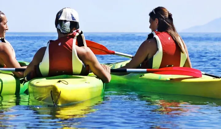 Le vie del mare il giro dell'isola in kayak con guida